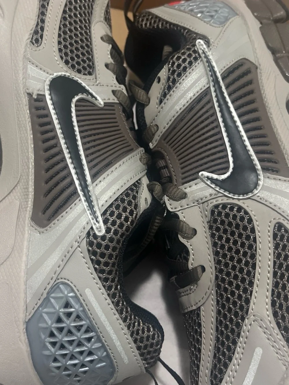 Nike Women’s Vomero  Grey and Black  Mesh Trail Sneakers 6.5w